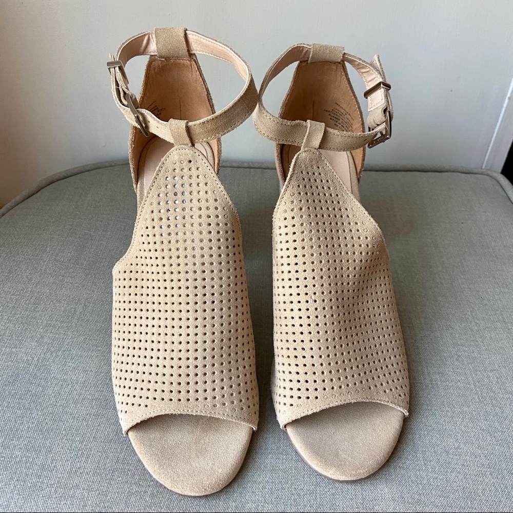 STEVE MADDEN Reese Sand Suede Cutout Sandals - Picture 6 of 8